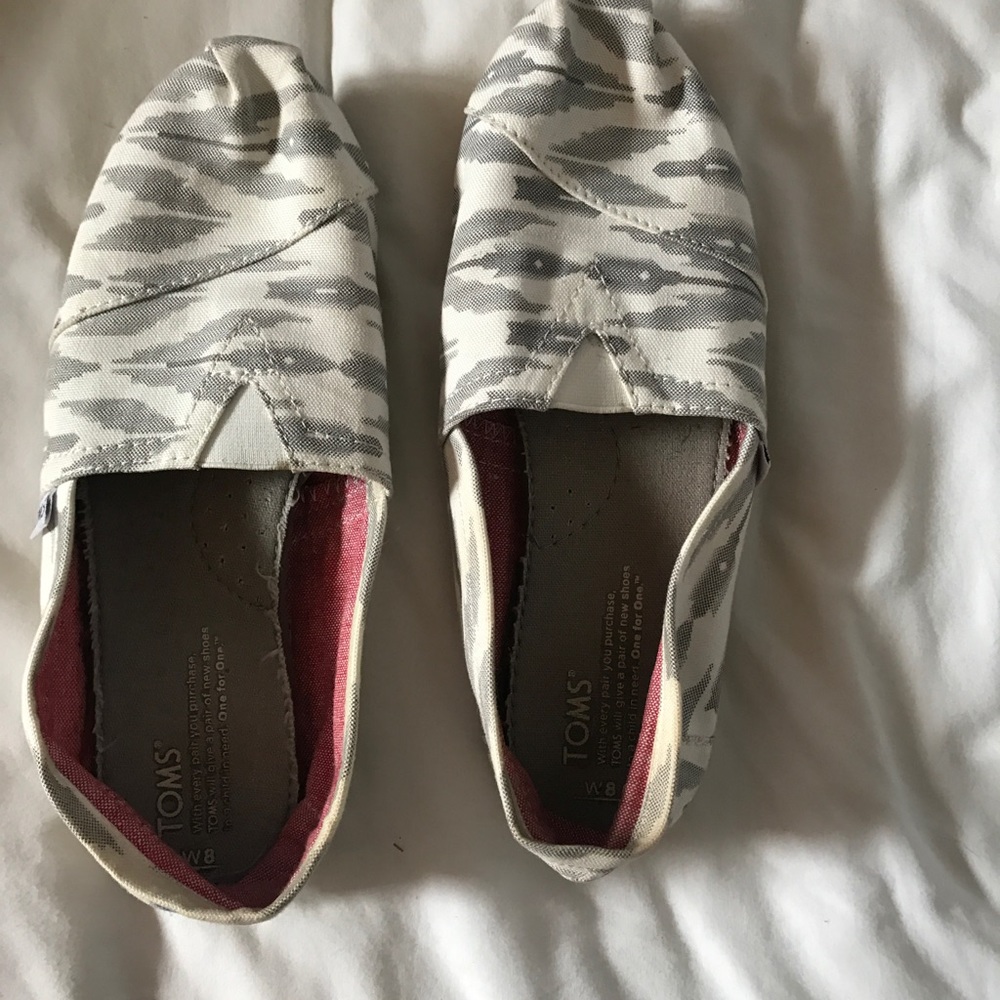 Grey and White patterned Toms
